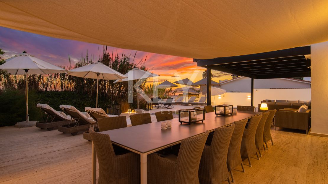 Villa Santorini: Villa de lujo en primera línea de playa en Costabella, Marbella para alquiler a corto plazo