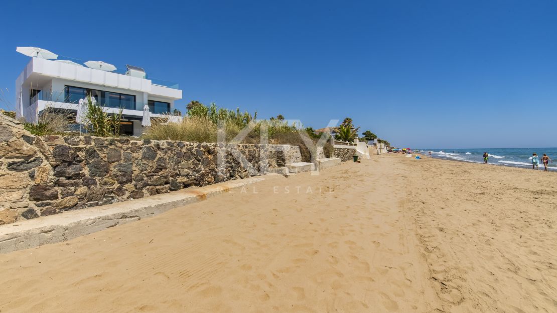 Villa Santorini: Villa de lujo en primera línea de playa en Costabella, Marbella para alquiler a corto plazo