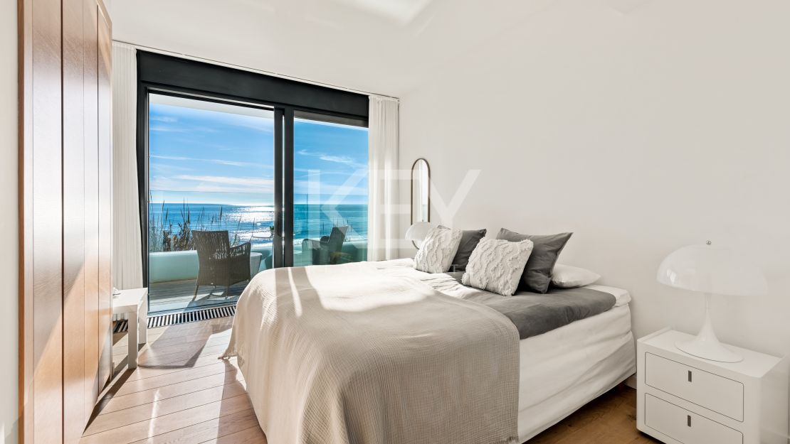 Villa Santorini: Villa de lujo en primera línea de playa en Costabella, Marbella para alquiler a corto plazo