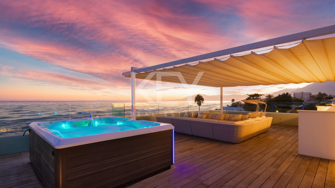 Villa Santorini: Villa de lujo en primera línea de playa en Costabella, Marbella para alquiler a corto plazo