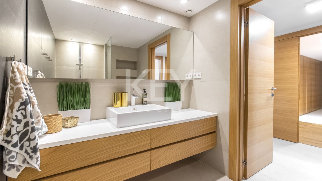 Villa Santorini: Villa de lujo en primera línea de playa en Costabella, Marbella para alquiler a corto plazo