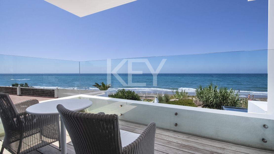 Villa Santorini: Villa de lujo en primera línea de playa en Costabella, Marbella para alquiler a corto plazo