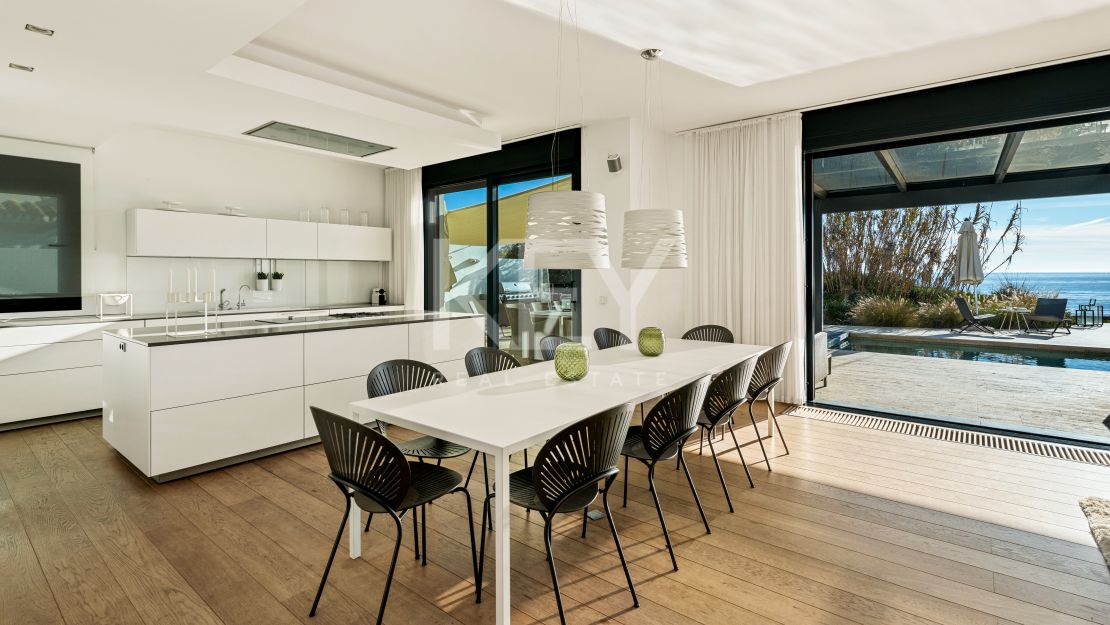 Villa Santorini: Villa de lujo en primera línea de playa en Costabella, Marbella para alquiler a corto plazo