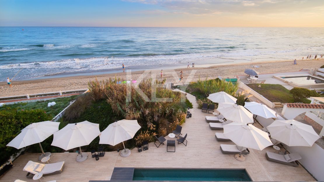 Villa Santorini: Villa de lujo en primera línea de playa en Costabella, Marbella para alquiler a corto plazo