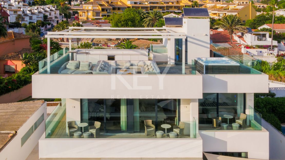 Villa Santorini: Villa de lujo en primera línea de playa en Costabella, Marbella para alquiler a corto plazo