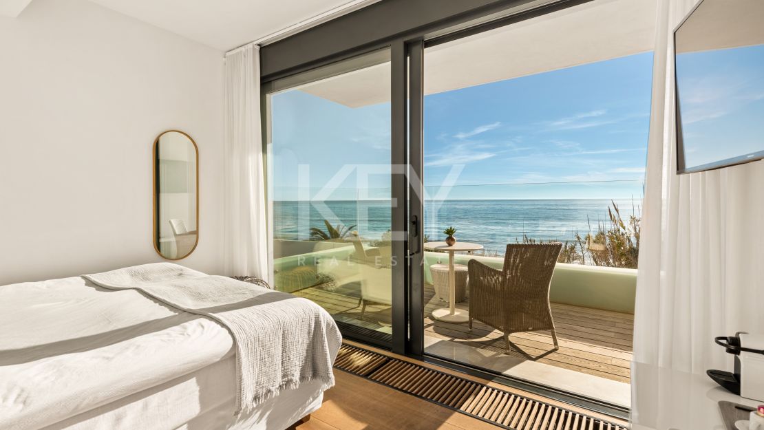 Villa Santorini: Villa de lujo en primera línea de playa en Costabella, Marbella para alquiler a corto plazo