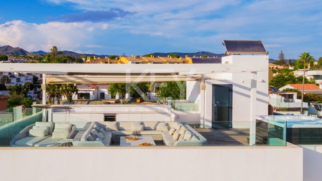 Villa Santorini: Villa de lujo en primera línea de playa en Costabella, Marbella para alquiler a corto plazo