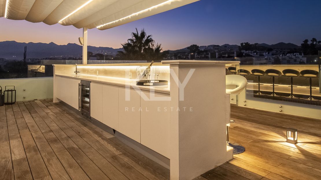 Villa Santorini: Villa de lujo en primera línea de playa en Costabella, Marbella para alquiler a corto plazo
