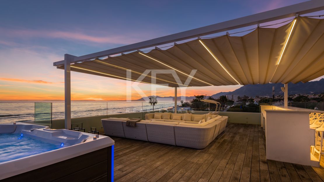 Villa Santorini: Villa de lujo en primera línea de playa en Costabella, Marbella para alquiler a corto plazo