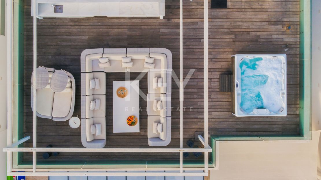 Villa Santorini: Villa de lujo en primera línea de playa en Costabella, Marbella para alquiler a corto plazo
