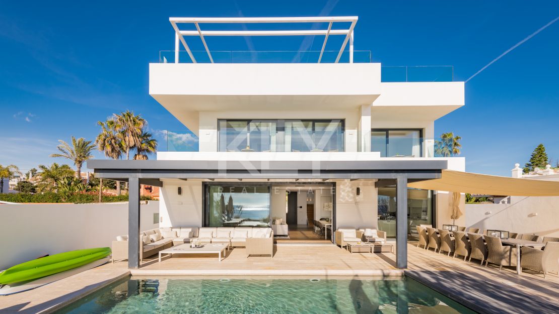 Villa Santorini: Villa de lujo en primera línea de playa en Costabella, Marbella para alquiler a corto plazo