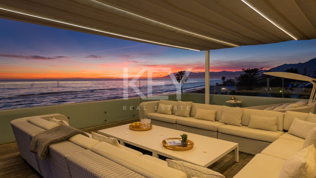 Villa Santorini: Villa de lujo en primera línea de playa en Costabella, Marbella para alquiler a corto plazo