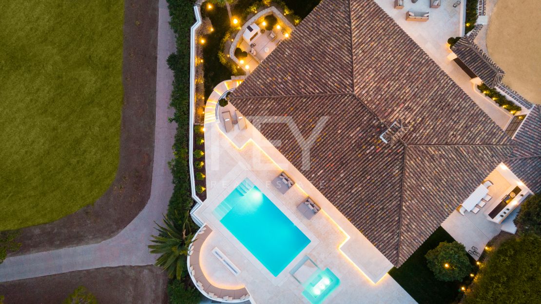 Villa en primera línea de golf Las Brisas con impresionantes vistas, Nueva Andalucía, Marbella