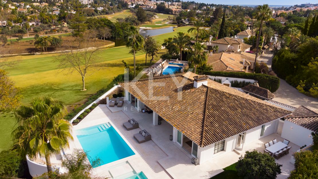 Villa en primera línea de golf Las Brisas con impresionantes vistas, Nueva Andalucía, Marbella