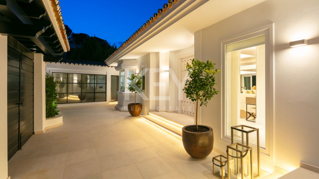 Villa en primera línea de golf Las Brisas con impresionantes vistas, Nueva Andalucía, Marbella