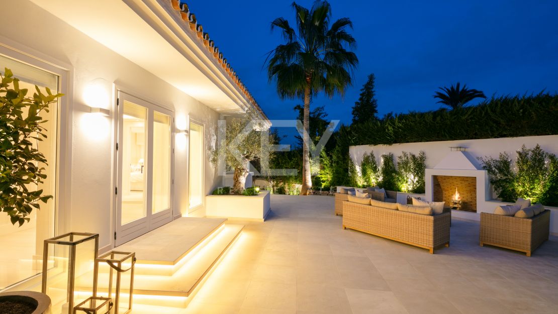 Villa en primera línea de golf Las Brisas con impresionantes vistas, Nueva Andalucía, Marbella