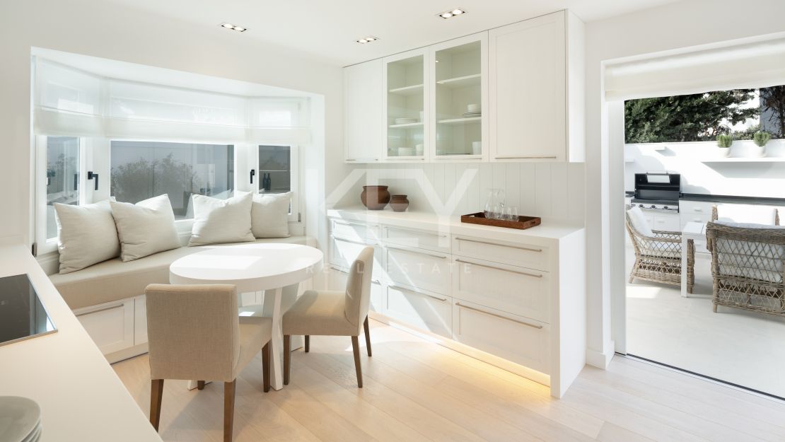 Villa en primera línea de golf Las Brisas con impresionantes vistas, Nueva Andalucía, Marbella