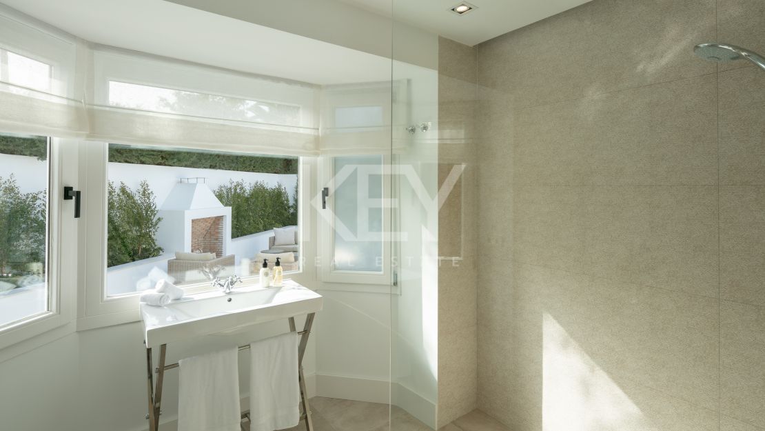Villa en primera línea de golf Las Brisas con impresionantes vistas, Nueva Andalucía, Marbella