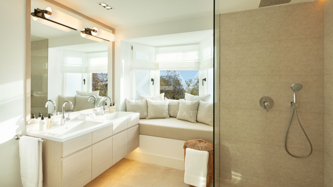 Villa en primera línea de golf Las Brisas con impresionantes vistas, Nueva Andalucía, Marbella