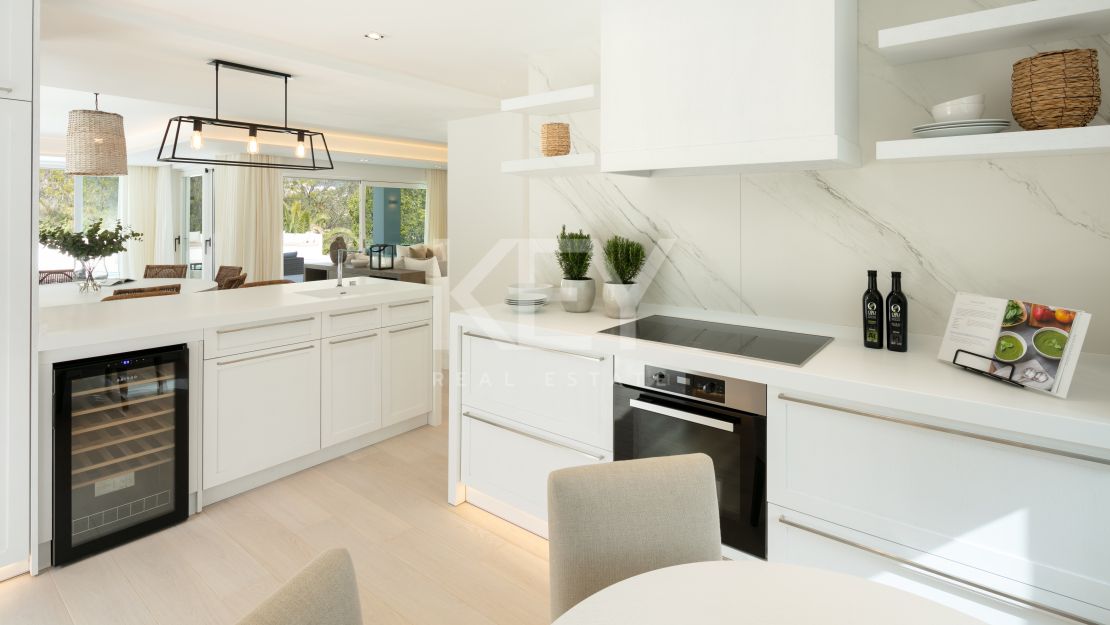 Villa en primera línea de golf Las Brisas con impresionantes vistas, Nueva Andalucía, Marbella