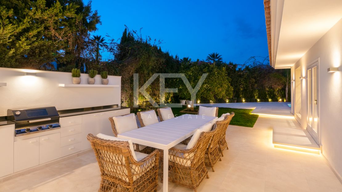 Villa en primera línea de golf Las Brisas con impresionantes vistas, Nueva Andalucía, Marbella