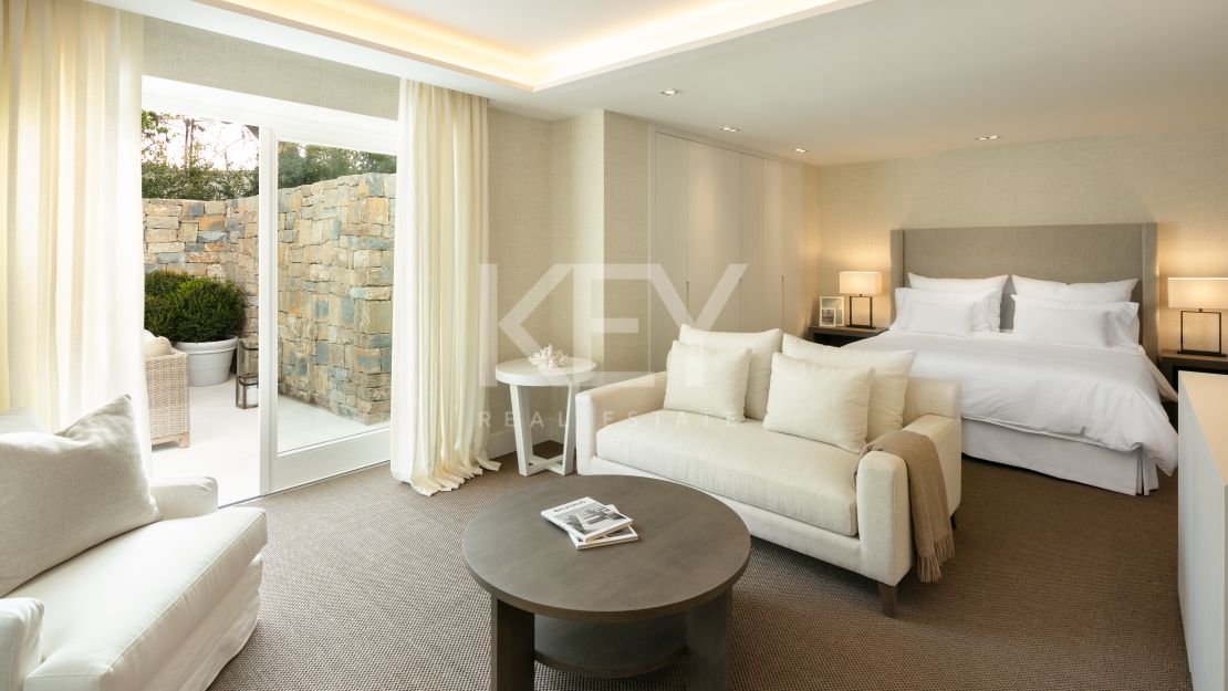 Villa en primera línea de golf Las Brisas con impresionantes vistas, Nueva Andalucía, Marbella