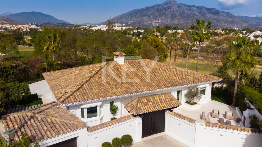Villa en primera línea de golf Las Brisas con impresionantes vistas, Nueva Andalucía, Marbella