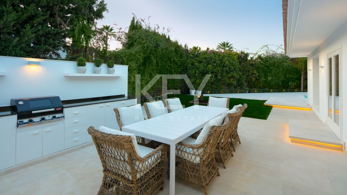 Villa en primera línea de golf Las Brisas con impresionantes vistas, Nueva Andalucía, Marbella