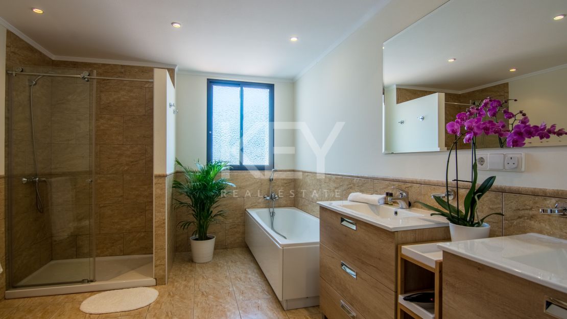 Villa within walking distance to the beach in Puerto Banús, Marbella