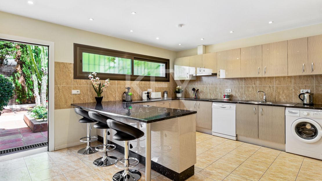 Villa within walking distance to the beach in Puerto Banús, Marbella