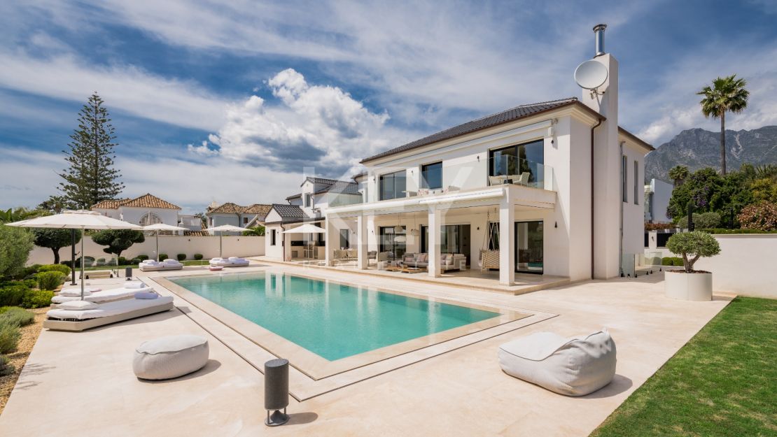 Vida de Lujo en la Milla de Oro: Villa Contemporánea para Alquiler a Corto Plazo