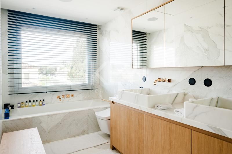 Vida de Lujo en la Milla de Oro: Villa Contemporánea para Alquiler a Corto Plazo