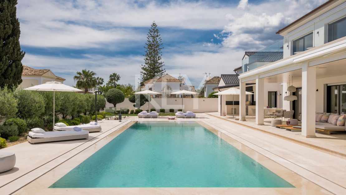 Vida de Lujo en la Milla de Oro: Villa Contemporánea para Alquiler a Corto Plazo