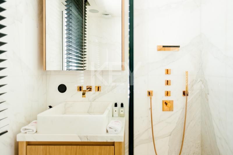 Vida de Lujo en la Milla de Oro: Villa Contemporánea para Alquiler a Corto Plazo