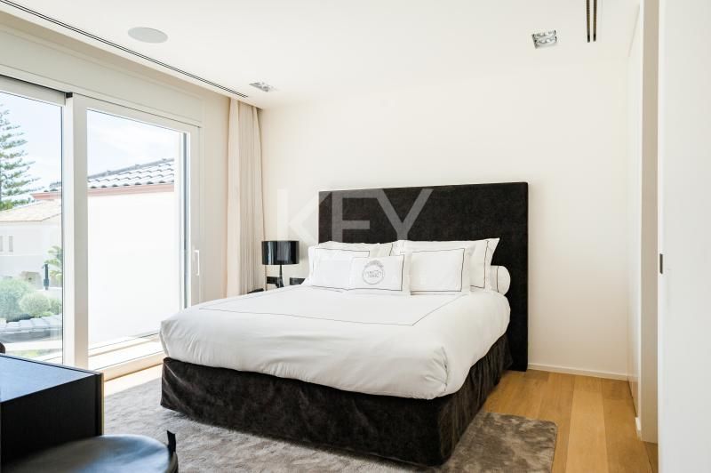 Vida de Lujo en la Milla de Oro: Villa Contemporánea para Alquiler a Corto Plazo