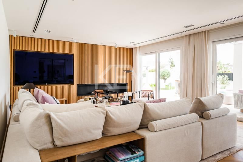 Vida de Lujo en la Milla de Oro: Villa Contemporánea para Alquiler a Corto Plazo