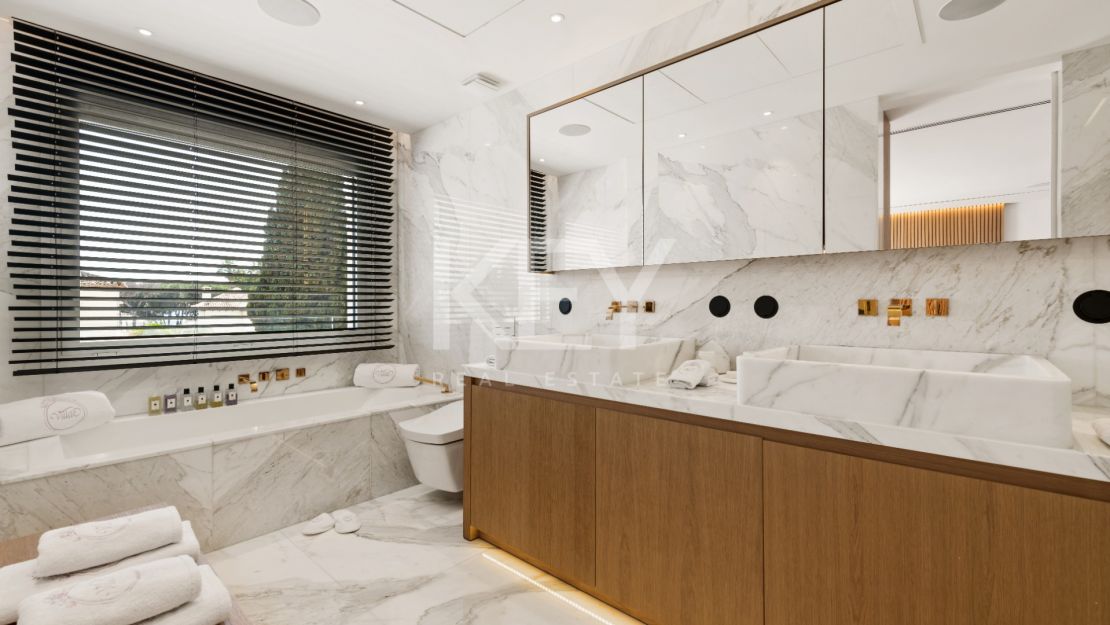 Vida de Lujo en la Milla de Oro: Villa Contemporánea para Alquiler a Corto Plazo