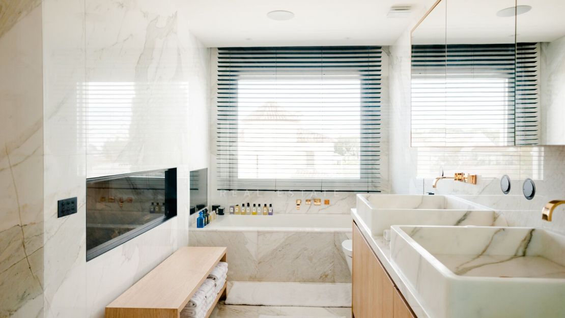 Vida de Lujo en la Milla de Oro: Villa Contemporánea para Alquiler a Corto Plazo