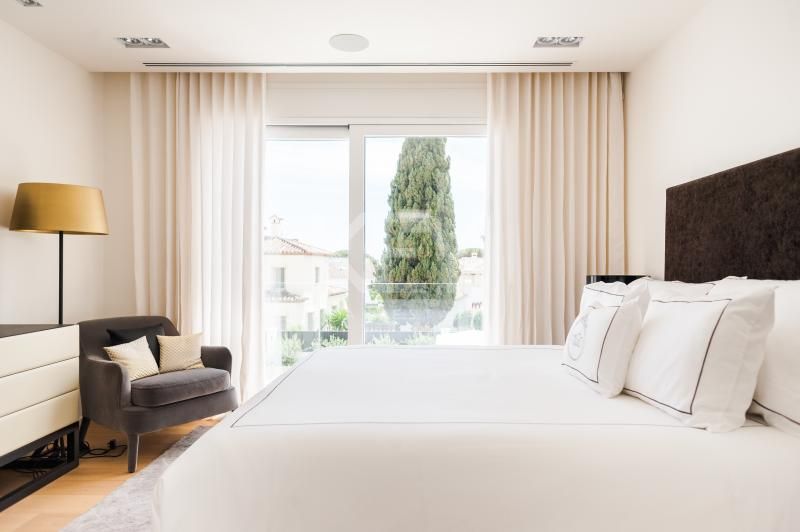 Vida de Lujo en la Milla de Oro: Villa Contemporánea para Alquiler a Corto Plazo