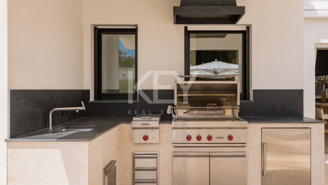 Vida de Lujo en la Milla de Oro: Villa Contemporánea para Alquiler a Corto Plazo