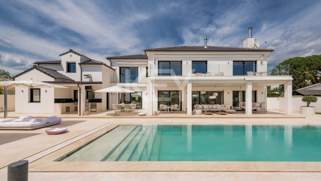 Vida de Lujo en la Milla de Oro: Villa Contemporánea para Alquiler a Corto Plazo