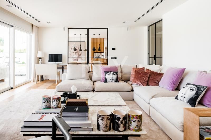 Vida de Lujo en la Milla de Oro: Villa Contemporánea para Alquiler a Corto Plazo