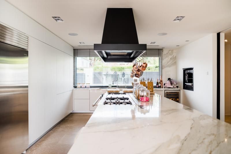 Vida de Lujo en la Milla de Oro: Villa Contemporánea para Alquiler a Corto Plazo