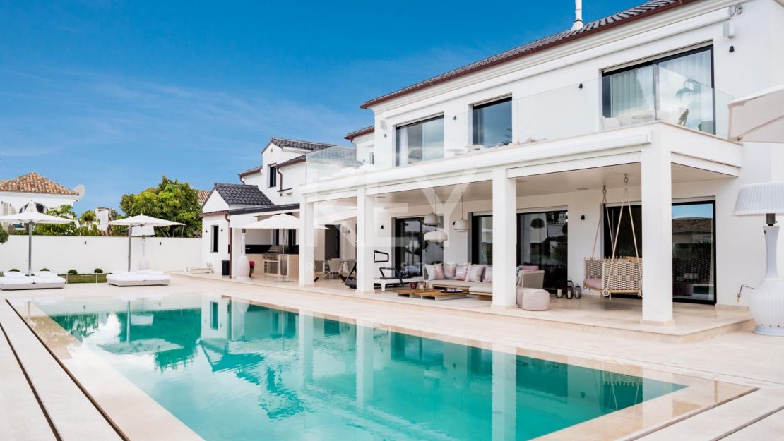 Vida de Lujo en la Milla de Oro: Villa Contemporánea para Alquiler a Corto Plazo