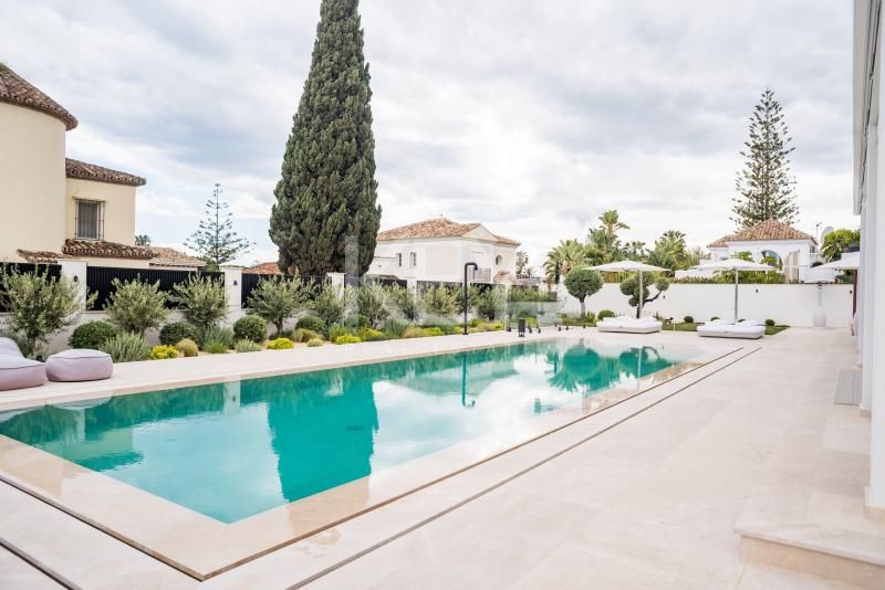 Vida de Lujo en la Milla de Oro: Villa Contemporánea para Alquiler a Corto Plazo