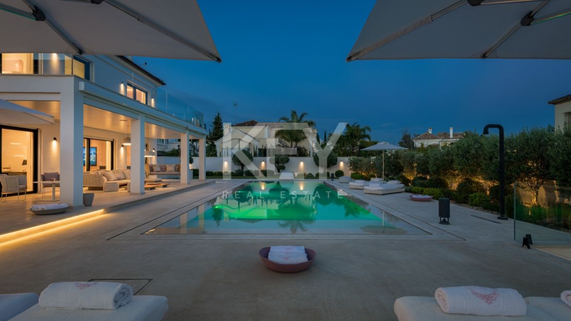 Vida de Lujo en la Milla de Oro: Villa Contemporánea para Alquiler a Corto Plazo