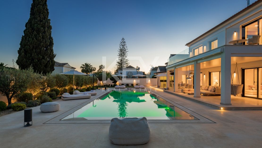 Vida de Lujo en la Milla de Oro: Villa Contemporánea para Alquiler a Corto Plazo