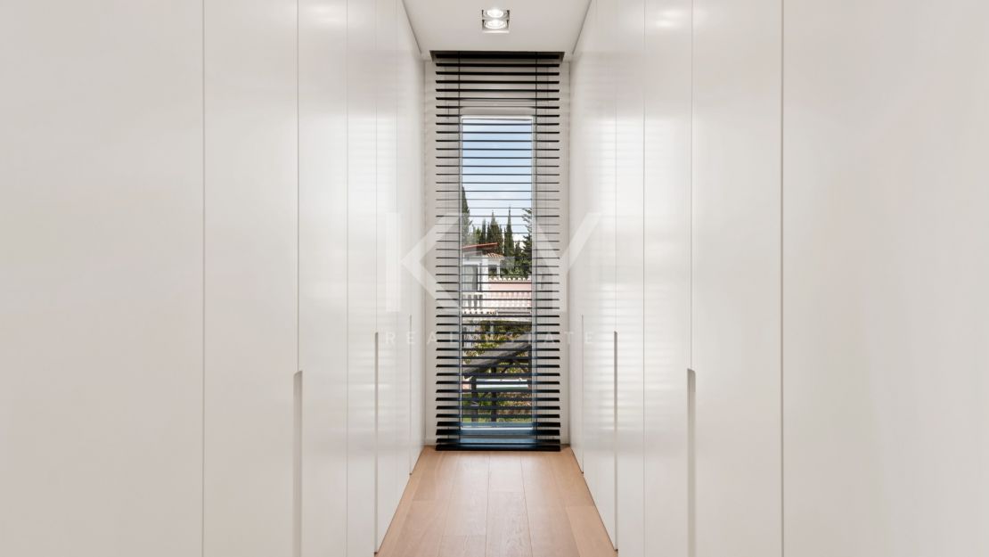 Vida de Lujo en la Milla de Oro: Villa Contemporánea para Alquiler a Corto Plazo