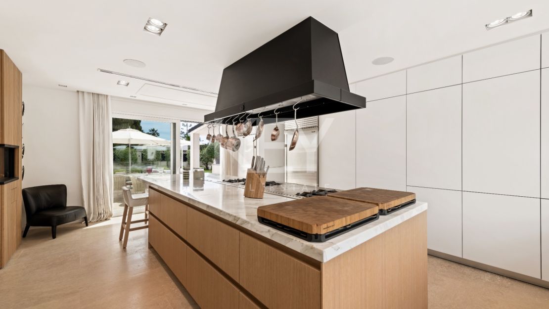 Vida de Lujo en la Milla de Oro: Villa Contemporánea para Alquiler a Corto Plazo