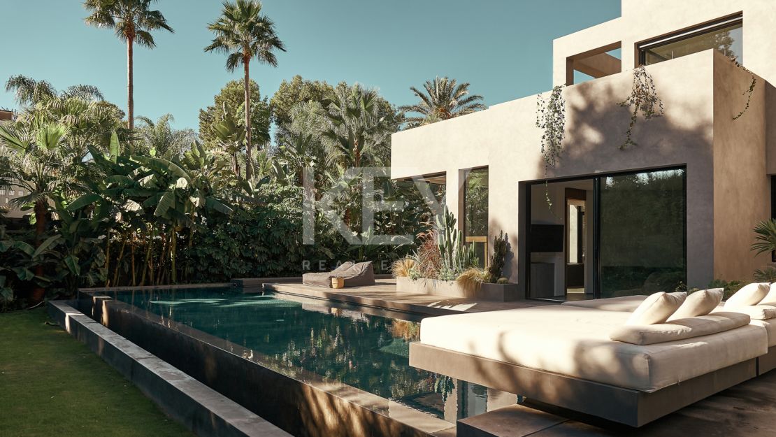 Magnificient villa with walking distance to the beach in Los Monteros, Marbella